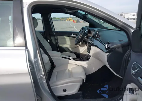 2017 Mercedes-Benz B 250E z USA, uszkodzony, nr VIN WDDVP9AB1HJ012837